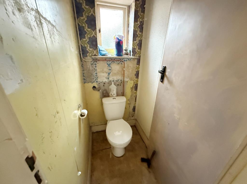 Lot: 110 - DETACHED BUNGALOW FOR IMPROVEMENT - Toilet